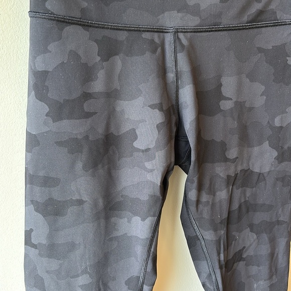 Lululemon camo Black Athletic Leggings 8 Wunder under - Picture 2 of 6